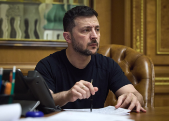 UKRAYNA Devlet Başkanı Zelenskiy, Dışişleri Bakanı Andrii Sybiha’nın Suriye'deki yeni yönetimin lideri Ahmed Şara ile görüşmesiyle ilgili olarak, “Suriye ile uzun vadeli ve stratejik ilişkiler geliştirmeye hazırız” dedi. Ukrayna Dışişleri Bakanı Andrii Sybiha dün Suriye'deki yeni yönetimin lideri Ahmed Şara ile görüştü. Bakan Sybiha, Suriye'nin yeni yönetiminden Ukrayna'nın toprak bütünlüğü ve egemenliğini desteklemesini beklediklerini söyledi. Ukrayna Devlet Başkanı Volodimir Zelenskiy görüşmeyle ilgili olarak, “Ukrayna heyeti, Suriye yönetimi, lider Ahmed Al-Sharaa ve bakanlar ile önemli görüşmeler gerçekleştirdi. Suriye halkının onlarca yıllık diktatörlük yönetiminin üstesinden gelmesini ve Suriye'de istikrar, güvenlik ve normal yaşamın yeniden tesis edilmesini destekliyoruz. Suriye'de normal ve istikrarlı yaşamın yeniden tesis edilmesi fırsatına gerçekten değer veriyoruz ve uzun vadeli, stratejik ilişkiler geliştirmeye hazırız” ifadelerini kullandı.