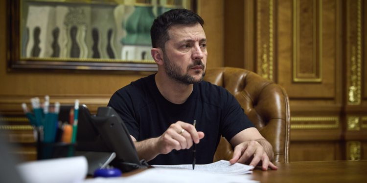 UKRAYNA Devlet Başkanı Zelenskiy, Dışişleri Bakanı Andrii Sybiha’nın Suriye'deki yeni yönetimin lideri Ahmed Şara ile görüşmesiyle ilgili olarak, “Suriye ile uzun vadeli ve stratejik ilişkiler geliştirmeye hazırız” dedi. Ukrayna Dışişleri Bakanı Andrii Sybiha dün Suriye'deki yeni yönetimin lideri Ahmed Şara ile görüştü. Bakan Sybiha, Suriye'nin yeni yönetiminden Ukrayna'nın toprak bütünlüğü ve egemenliğini desteklemesini beklediklerini söyledi. Ukrayna Devlet Başkanı Volodimir Zelenskiy görüşmeyle ilgili olarak, “Ukrayna heyeti, Suriye yönetimi, lider Ahmed Al-Sharaa ve bakanlar ile önemli görüşmeler gerçekleştirdi. Suriye halkının onlarca yıllık diktatörlük yönetiminin üstesinden gelmesini ve Suriye'de istikrar, güvenlik ve normal yaşamın yeniden tesis edilmesini destekliyoruz. Suriye'de normal ve istikrarlı yaşamın yeniden tesis edilmesi fırsatına gerçekten değer veriyoruz ve uzun vadeli, stratejik ilişkiler geliştirmeye hazırız” ifadelerini kullandı.