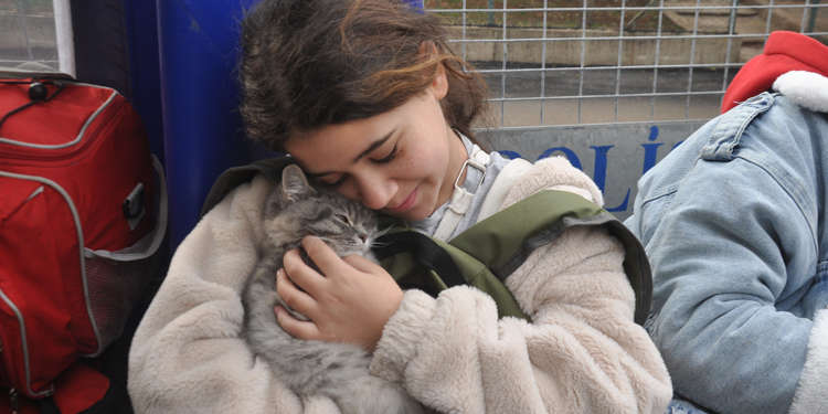 Suriyeli Muna, kedisi Kiraz'ı da ülkesine götürdü
