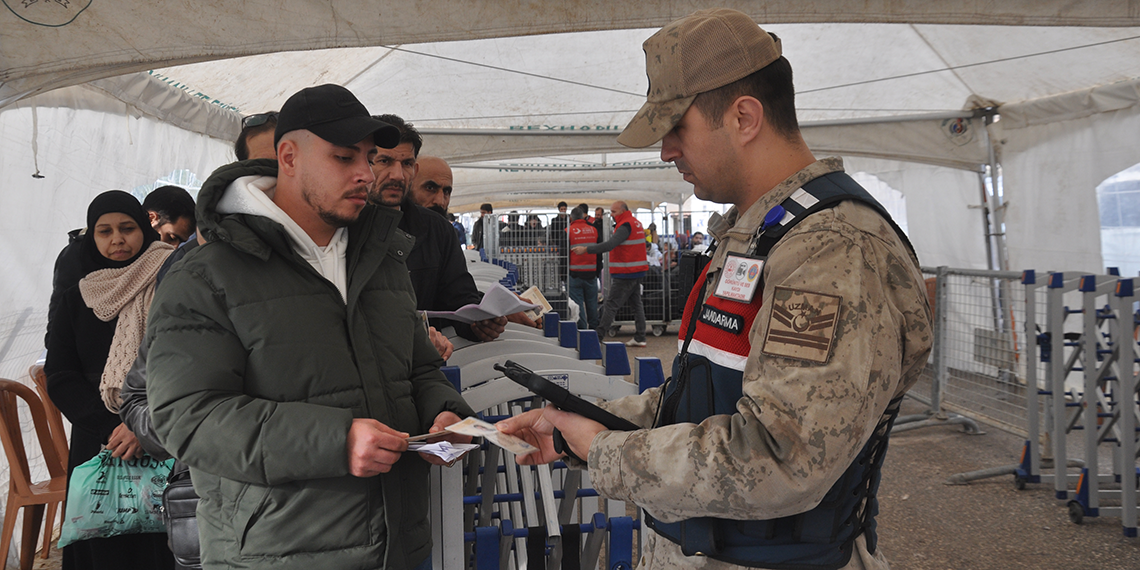 Suriyeli Muna, kedisi Kiraz'ı da ülkesine götürdü