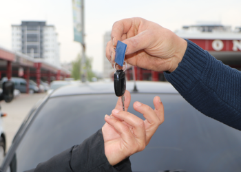 Suriyeliler ev ve araçlarını satışa çıkarmaya başladı