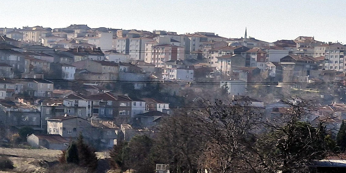 Tekirdağ Namık Kemal Üniversitesi (NKÜ) Çorlu Mühendislik Fakültesi Dekanı Prof. Dr. Lokman Hakan Tecer, kış aylarının gelmesiyle birlikte Trakya'nın sanayi bölgelerinde fosil atıklar nedeniyle birlikte hava kirliliği yaşandığını söyledi.