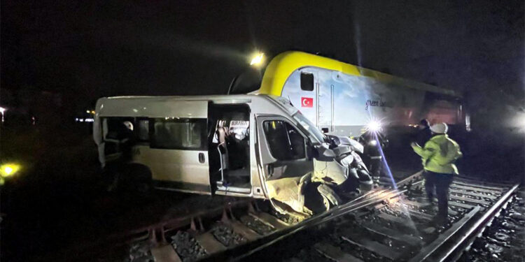 Tekirdağ'da trenin çarptığı minibüste 4 kişi yaralandı