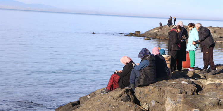 Tekneyle kaybolan amatör balıkçıların yakınları umutlu bekleyişlerini sürdürüyor