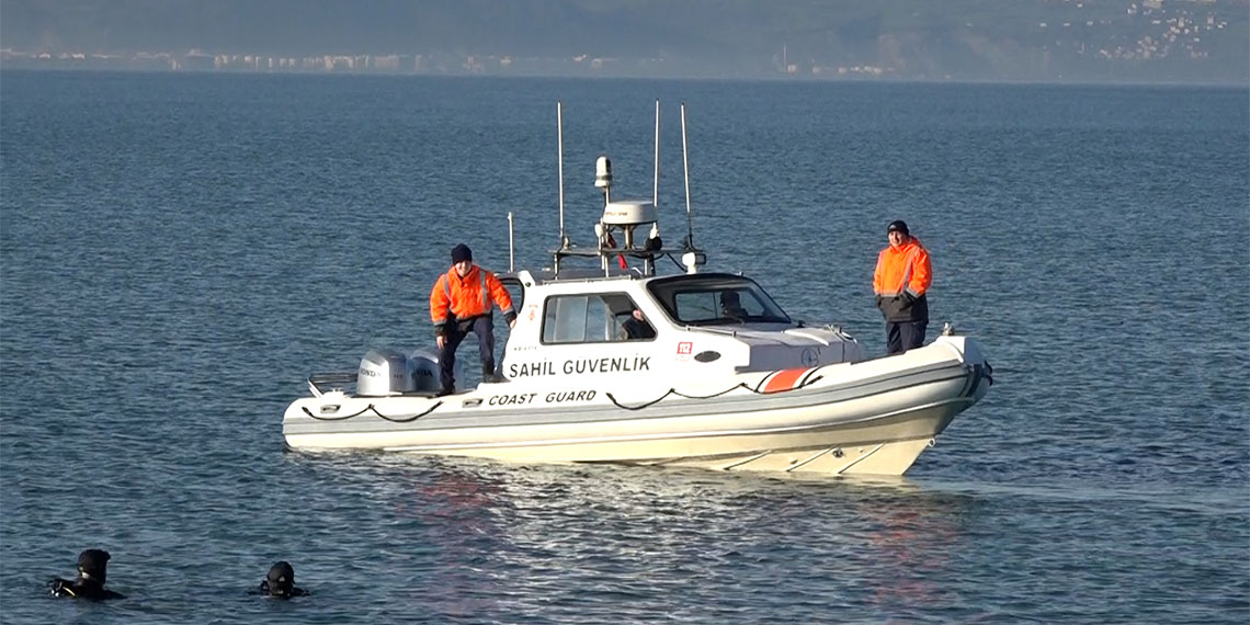 Samsun'un Çarşamba ilçesi açıklarında tekneyle kaybolan amatör balıkçılar Muhammer Sevgili (52) ile Halil Kayış'ı (45) arama çalışmaları, 2'nci gününe girdi. Kayış'ın 2 kızı, çalışmaları gözyaşları içinde takip etti.