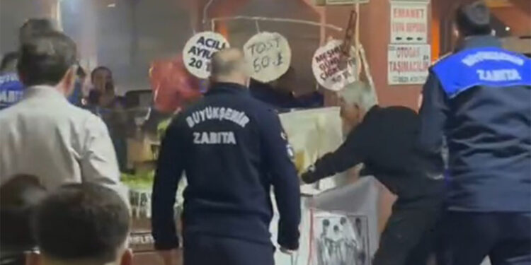 Yılancı Osman zabıtaya zor anlar yaşattı