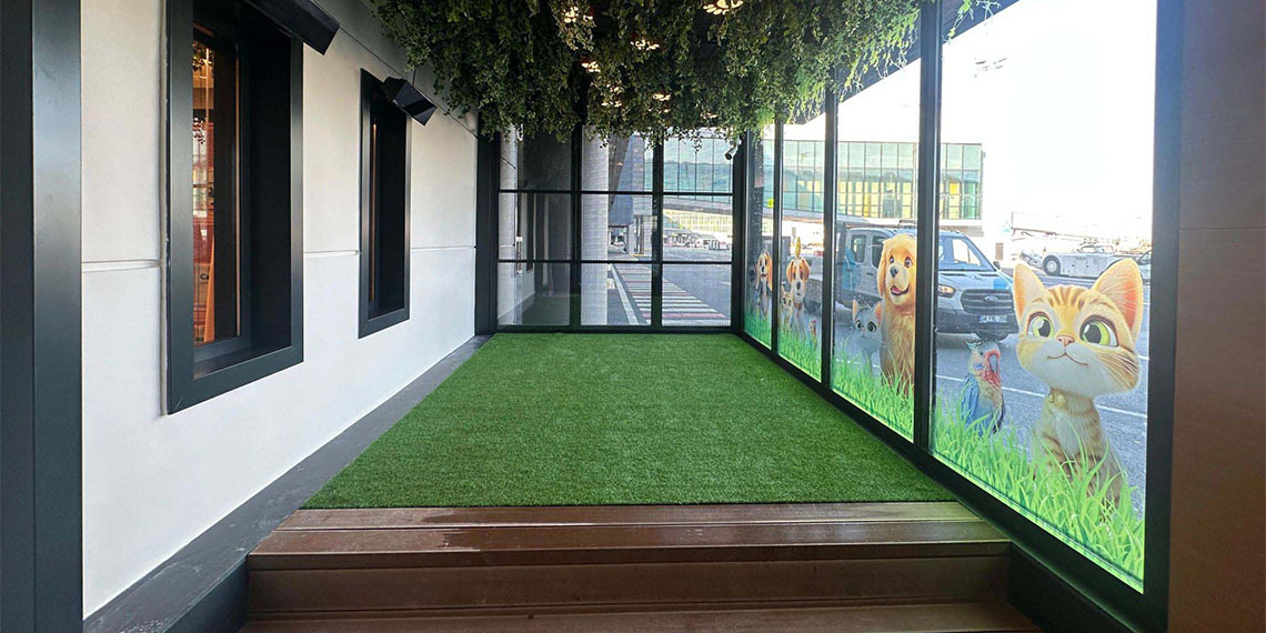 Türk Hava Yolları (THY) tarafından İstanbul Havalimanı’nda yapımı tamamlanan uçuş öncesi evcil hayvanların keyifli vakit geçireceği Pet Lounge hizmete açıldı.