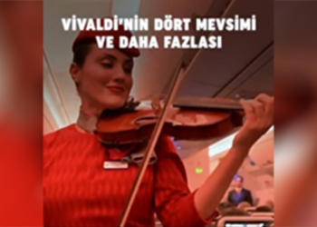 THY'nin Sidney uçuşunda kabin memurları enstrüman çaldı