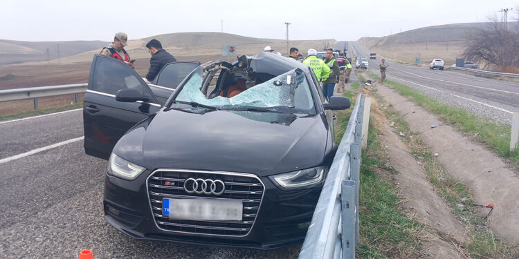 TIR'ın fırlayan tekeri otomobilin üzerine düştü: 1 ölü
