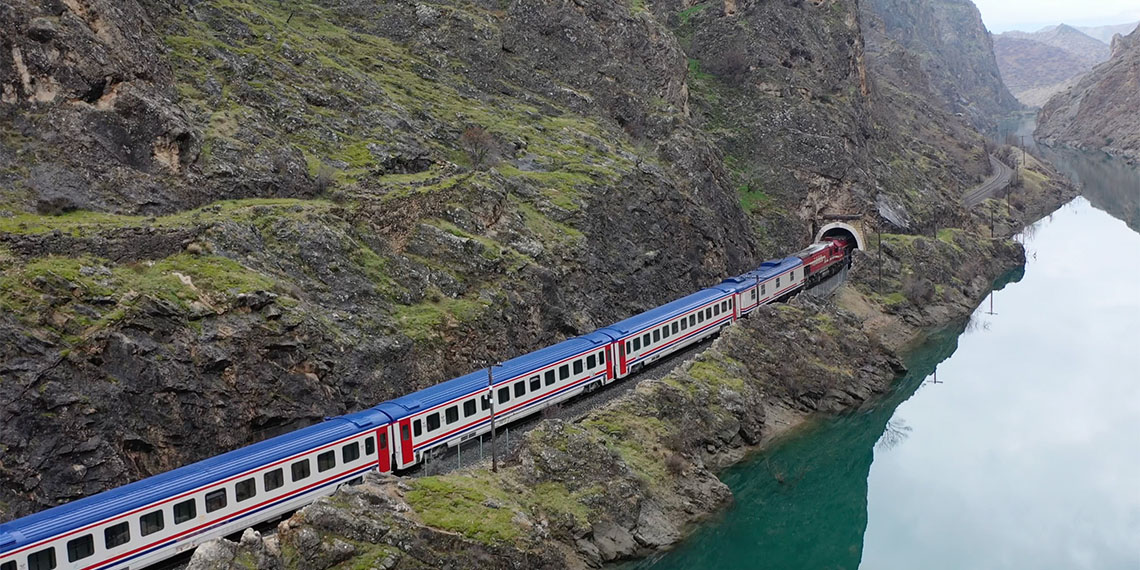 Ankara'dan sezonun ilk seferine başlayan Turistik Doğu Ekspresi Erzincan'a ulaştı. Protokol ve vatandaşlar tarafından karşılanan tren, 3 saatlik molanın ardından Erzurum'a hareket etti.