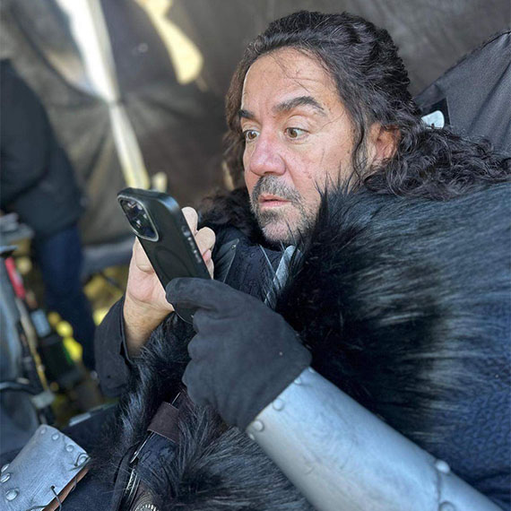 Turkcell'in yeni reklam kampanyasının yüzü, sanatçı Ata Demirer oldu. İlki 18 Aralık’ta yayınlanan reklam serisi, farklı sinema filmi türlerinden ilham alınarak hazırlandı.