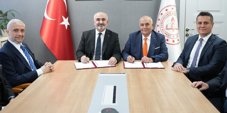 Türkiye'nin ilk sektöre entegre meslek lisesi otomotiv alanına açılıyor