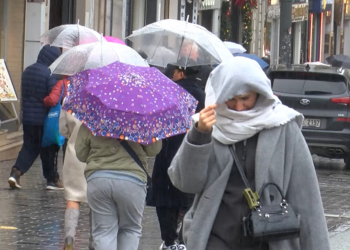 Taksim'de sağanak ve rüzgar etkili oluyor