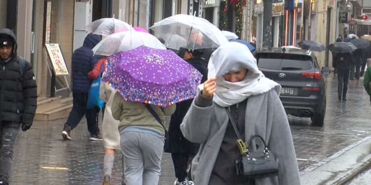 Taksim'de sağanak ve rüzgar etkili oluyor