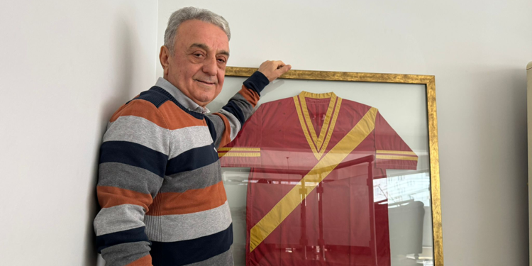 Tarihi Galatasaray formasına gözü gibi bakıyor