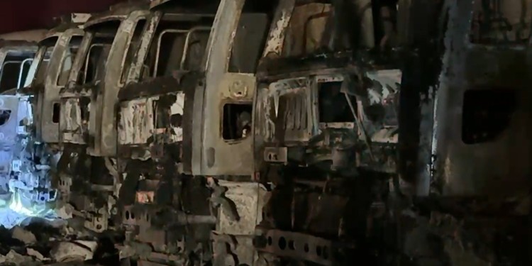 Taş ocağında 8 kamyon yandı