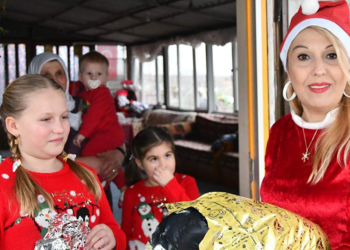 Tekirdağ'da çocukların 'Noel ablası', kapı kapı gezip hediye dağıtıyor