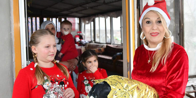 Tekirdağ'da çocukların 'Noel ablası', kapı kapı gezip hediye dağıtıyor