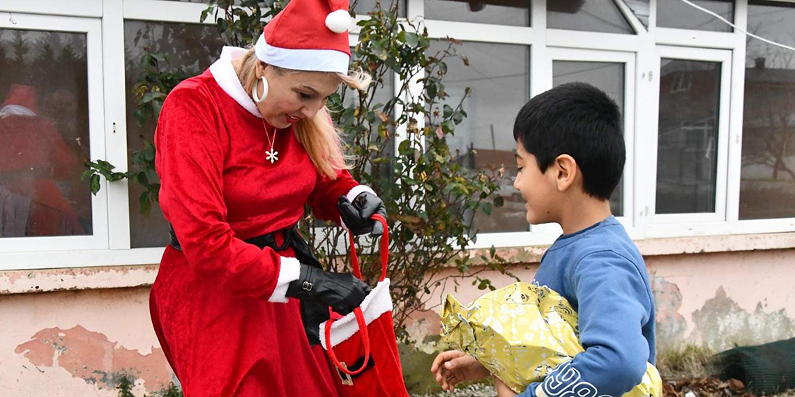 Tekirdağ'da çocukların 'Noel ablası', kapı kapı gezip hediye dağıtıyor