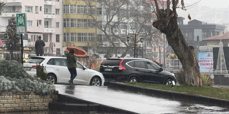Tekirdağ'da sağanak yağış etkili oldu