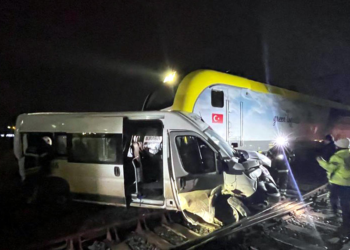 Tekirdağ'da trenin çarptığı minibüste 4 kişi yaralandı
