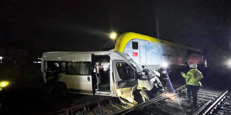 Tekirdağ'da trenin çarptığı minibüste 4 kişi yaralandı