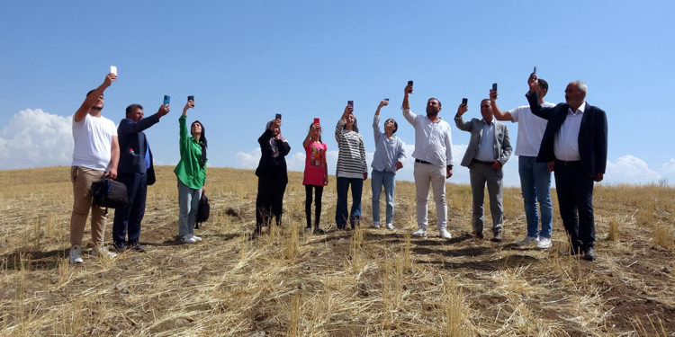 Telefonla konuşmak için tepeye tırmanmaktan kurtuldular
