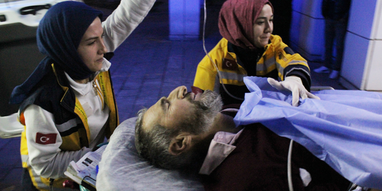 Torunu ile tartışan kişileri ayırmak istedi; pompalı tüfekle yaralandı