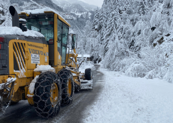 Trabzon'da 168, Giresun'da 215 yerleşim yolu, kardan kapandı