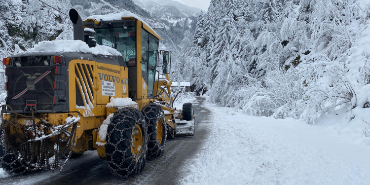 Trabzon'da 168, Giresun'da 215 yerleşim yolu, kardan kapandı