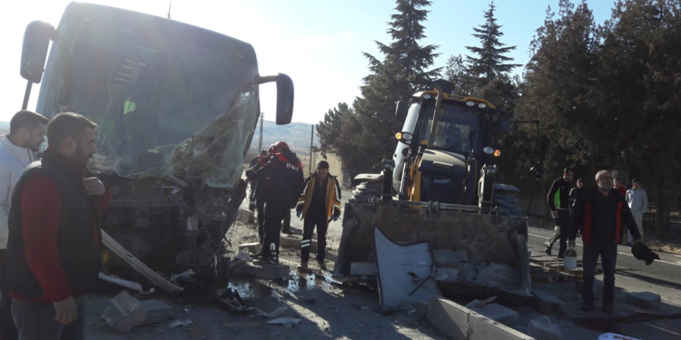 Turistleri taşıyan otobüs ile iş makinesi çarpıştı 7 yaralı