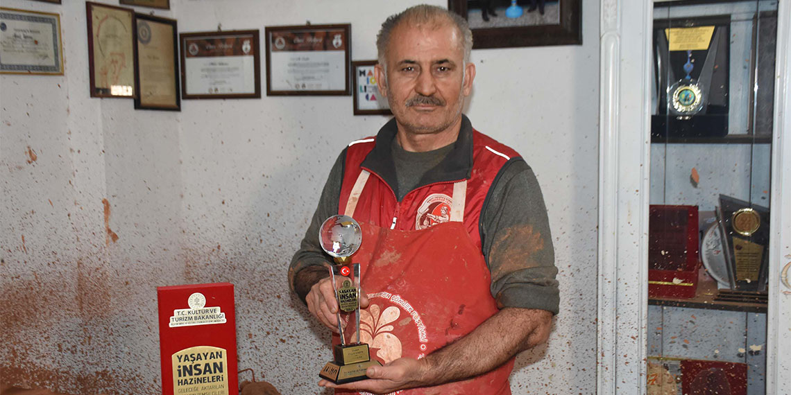 UNESCO ödüllü çömlek ustası Ahmet Taşhomcu (58), "Bu ödül Menemen'deki gelecek nesil ustalarda ilham olacaktır" dedi.