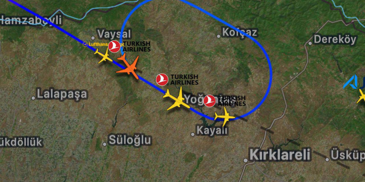 Uçaklar CB bulutları nedeniyle havada tur atıyor