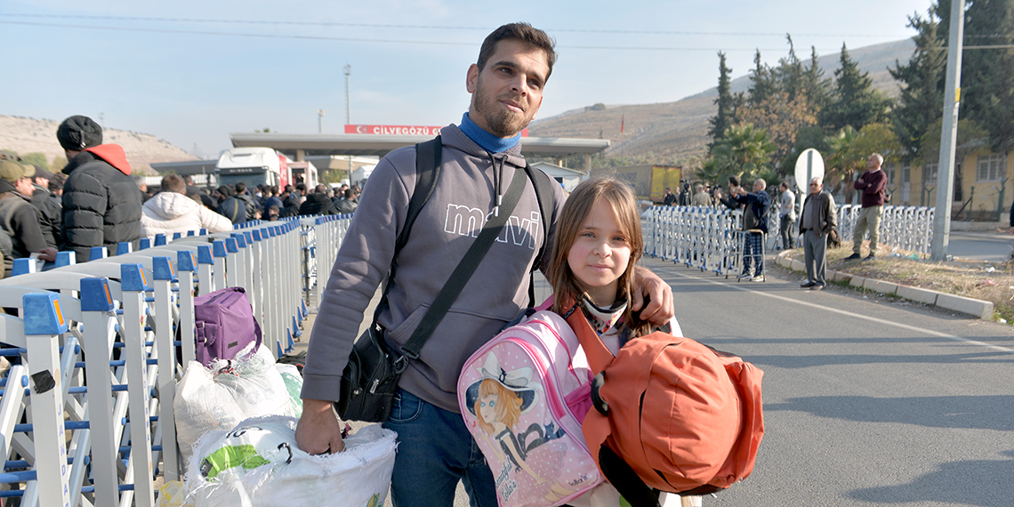 Türkiye'den ülkelerine dönen Suriyeliler, Hatay’daki Cilvegözü Gümrük Kapısı’ndan geçiş yapmaya devam ediyor. Hama’daki ailesinin yanına dönmek için kızı Aya (8) ile sınırda bekleyen Ahmed Meşan (34), “Allah Türk halkından razı olsun” dedi.