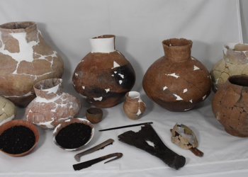 Ulucak Höyüğü'ndeki 7 bin 800 yıllık binada toplu objeler bulundu