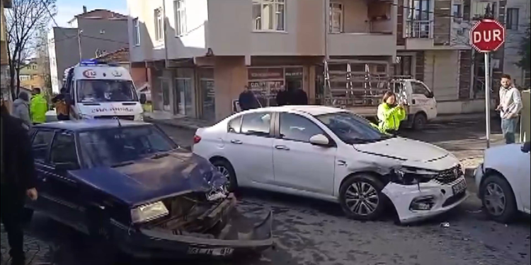 Ümraniye'de 2 otomobil çarpıştı; sürücüler yaralandı