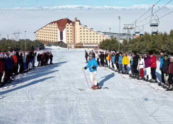 Üniversitelilere 2 bin 500 metrede kayak dersi