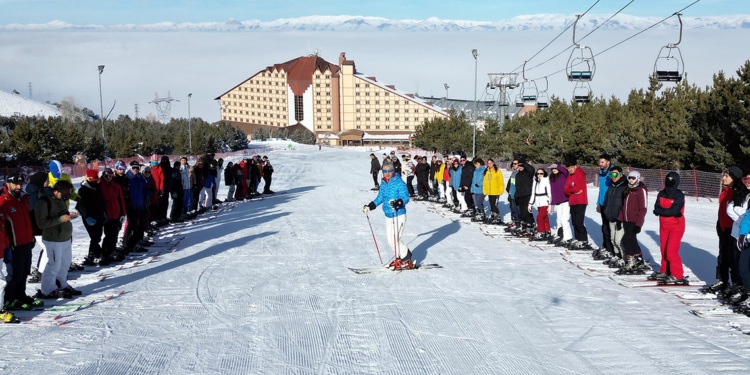 Üniversitelilere 2 bin 500 metrede kayak dersi