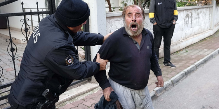 Uykuda yakalandığı yangından, arka odaya kaçarak kurtuldu