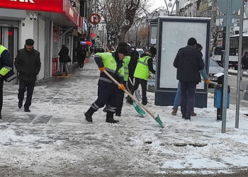 Van'da 21 yerleşim yerinin yolu kapandı