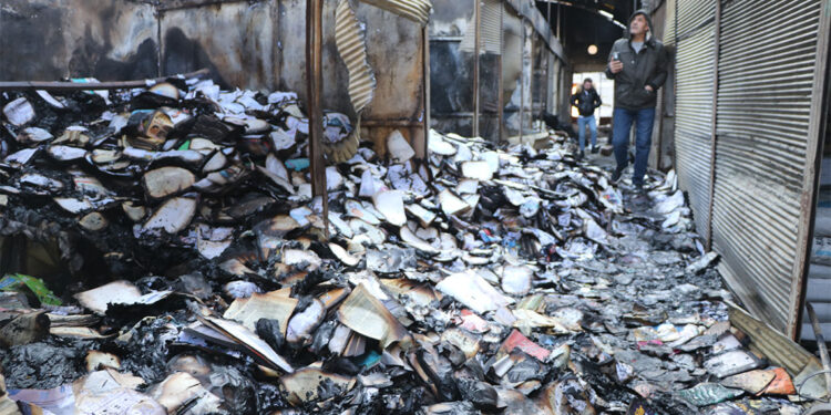 Mısır Çarşısı'nda çıkan yangında 60 iş yeri zarar gördü