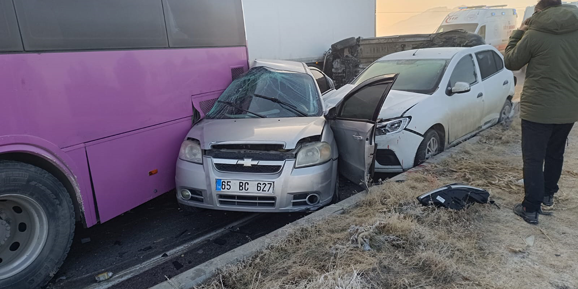 Van-Erciş kara yolunda meydana gelen ve yaklaşık 50 aracın karıştığı zincirleme kazada ilk belirlemelere göre 1 kişi hayatını kaybetti, 51 kişi yaralandı.