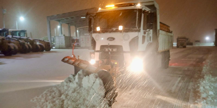 Van'da kar nedeniyle 131 yerleşim yeri ulaşıma kapandı