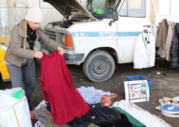 Sokaktaki canlar için ikinci el eşya satıyor