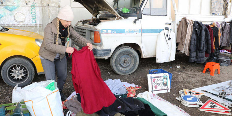 Sokaktaki canlar için ikinci el eşya satıyor