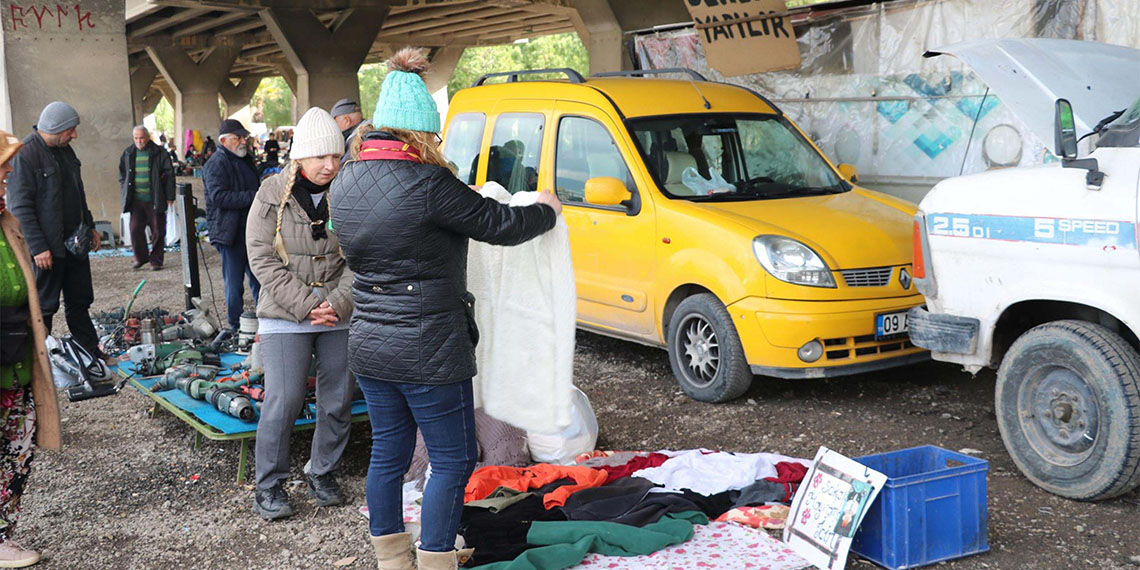 Yavru kedi hayatını değiştirdi; Halk Eğitim Merkezi eğitmeni Sevgi Uslu (60) sokaktaki canlar için ikinci el eşya satıyor.