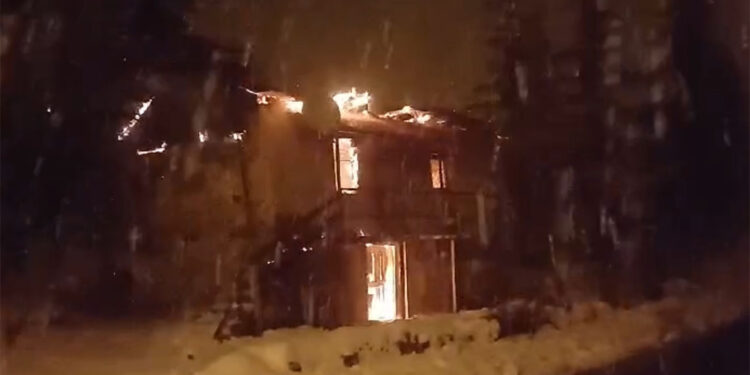 Yayla evi yangında kullanılamaz hale geldi