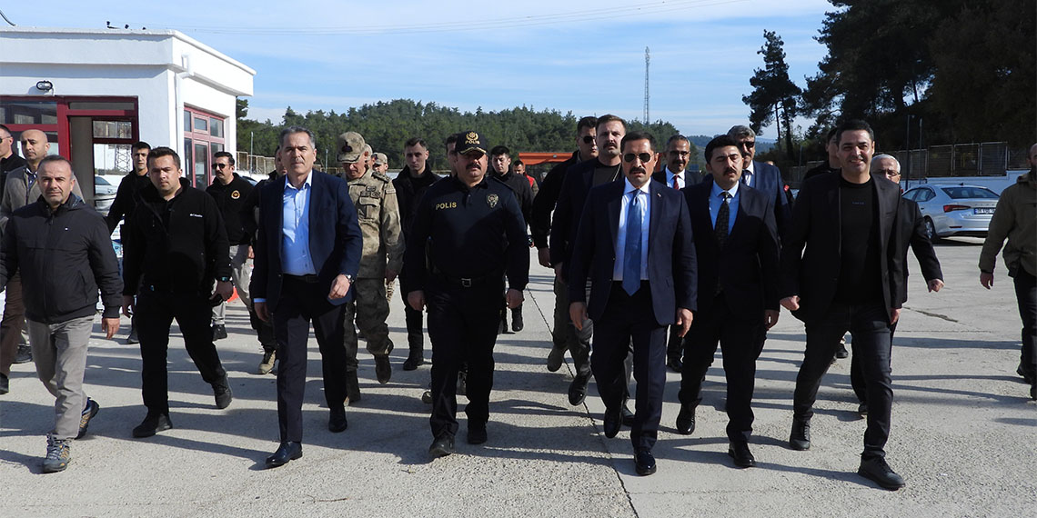 Suriye'nin muhalifler tarafından ele geçirilmesinin ardından Türkiye'nin farklı kentlerinde yaşayan Suriyeliler sınır kapılarına akın etti.