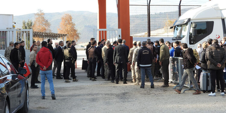 Suriyeliler sınır kapılarına akın ediyor