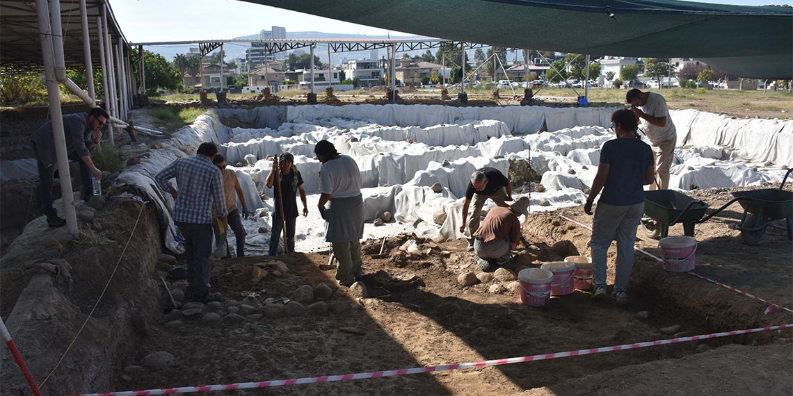 İzmir'in Bornova ilçesindeki Yeşilova kazılarında, 8 bin 500 yıl öncesine ait kemik malzemeden iğneler ve kesici alet olarak kullanılan saplar bulundu.